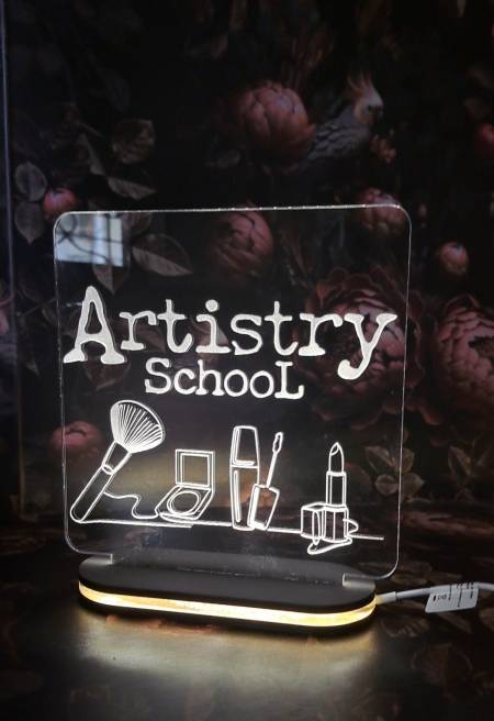 Φωτιστικό led με θέμα το μακιγιάζ