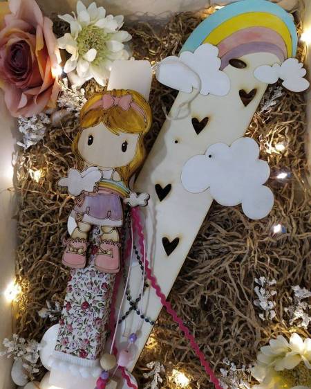 Πασχαλινή λαμπάδα girl rainbow σε ξύλινη βάση